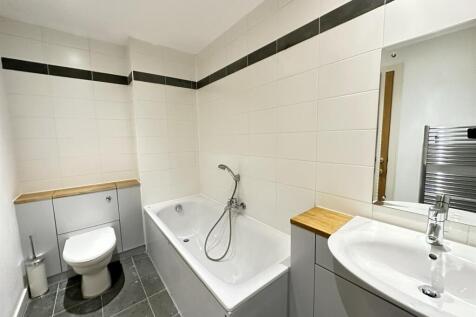 Bed 2 ensuite bthrm.JPEG