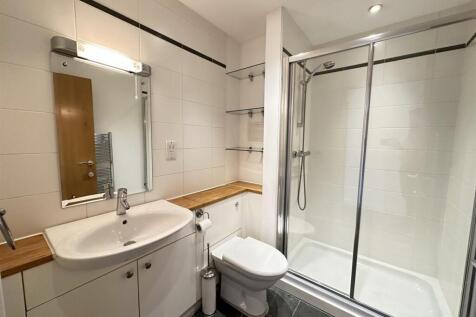 bed 3 - ensuite shwr.JPEG