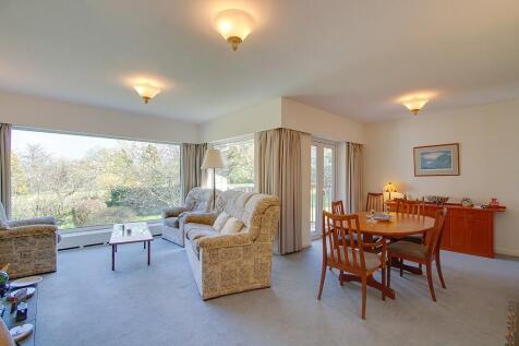 Sitting/dining room