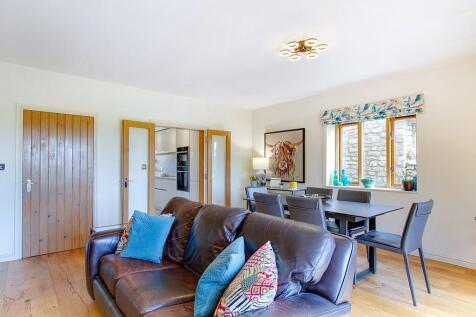 Sitting/dining room