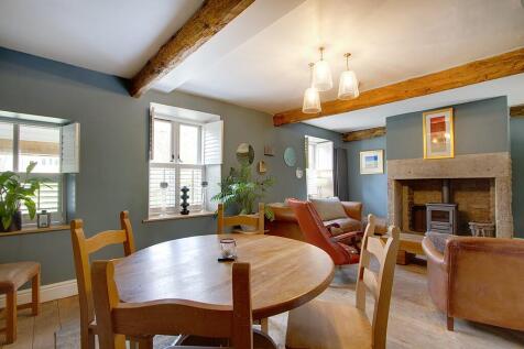 Sitting/dining room