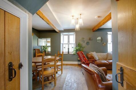 Sitting/dining room