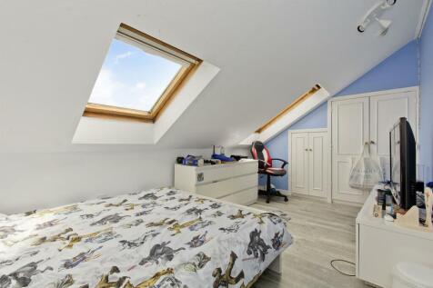 9 1st floor bed 2.jpg