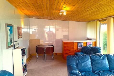 32 Myrtle Road Summer House with bar.jpg