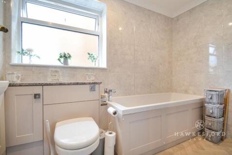 Fairleas, Sittingbourne - Family Bathroom