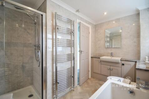 Fairleas, Sittingbourne - Family Bathroom