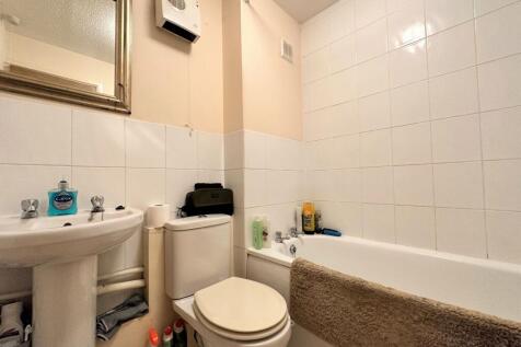 Whimbrel Close, Sittingbourne - Bathroom