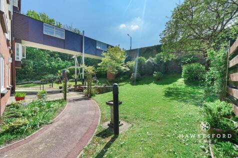 Barkers Court, Sittingbourne - Communal garden