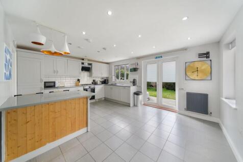 Violet Court - Kitchen / Diner