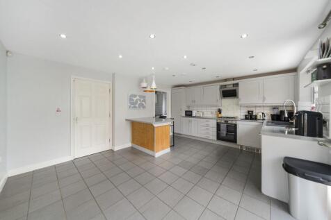 Violet Court - Kitchen / Diner