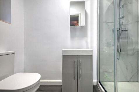 En suite to Master Bedroom