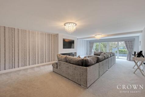 Formal Lounge Bi-Fold doors to the garden