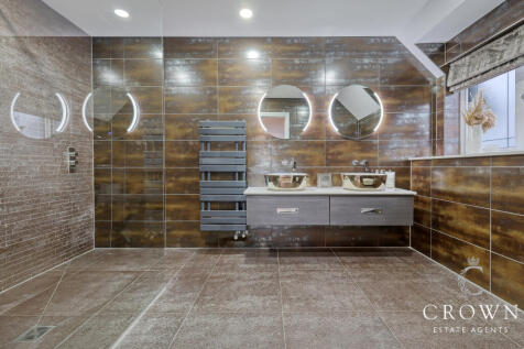 Master Bedroom En-Suite