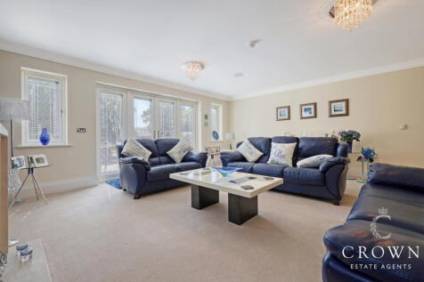 Lounge to the rear garden