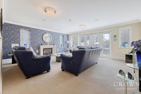 Lounge to the rear garden