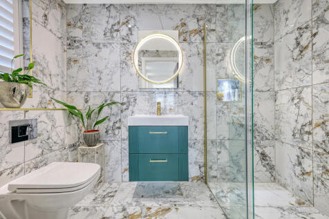 Fully Tiled en-suite