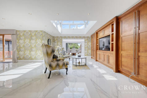 Kitchen/Dining/Family Room with Tom Howley Fitted 