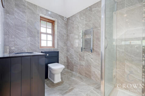 Bar/Games Room Shower Room