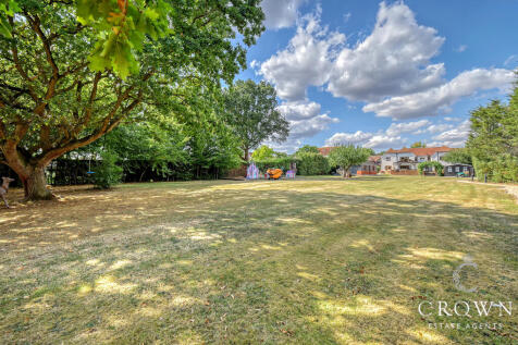 Mature Rear Garden ideal for Family entertainment