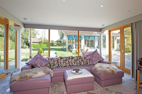 Second Lounge/Cinema Room