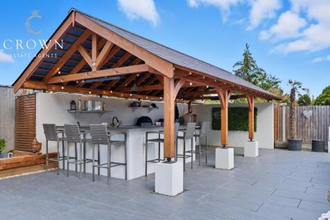 Outdoor Kitchen Ideal for Entertaining