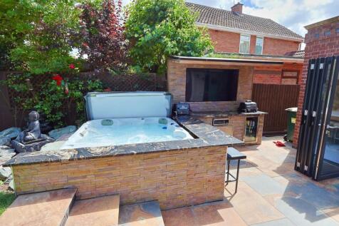 Outdoor Kitchen &amp; Bar