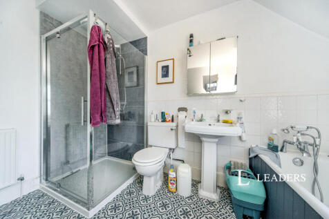 Bathroom (view 2)