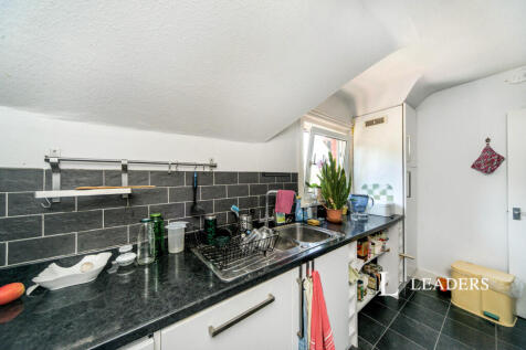 Kitchen (view 2)