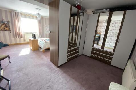 Bedroom no.1 rear double:
