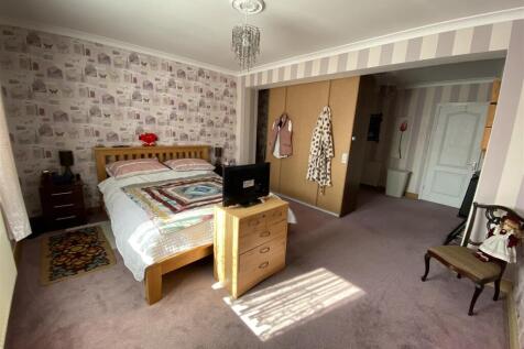 Bedroom no.1 rear double: