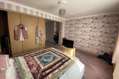 Bedroom no.1 rear double: