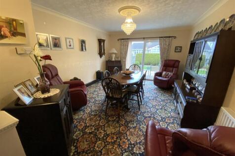 Dining room: