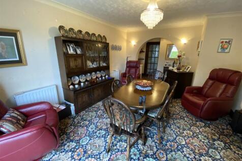 Dining room: