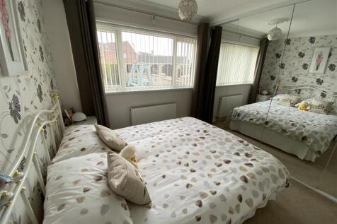 Bedroom no.1 front double: