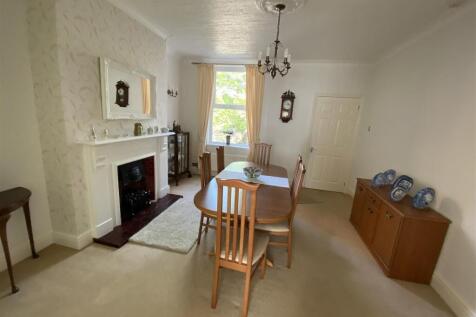 Dining room:
