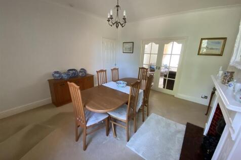 Dining room:
