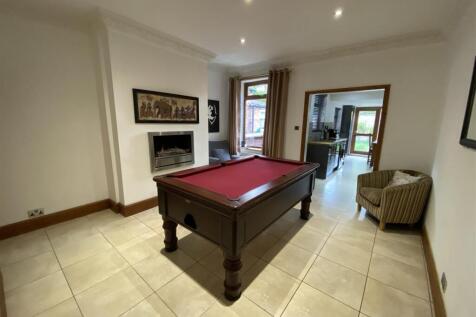 Dining room: