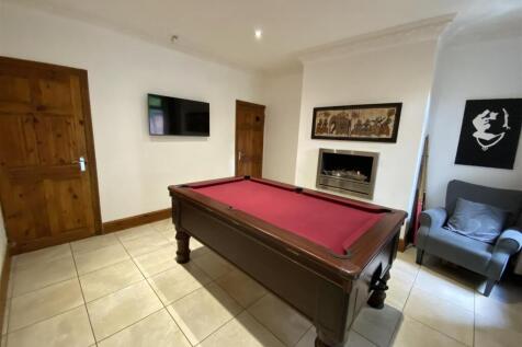 Dining room: