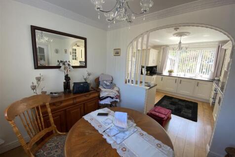 Dining room: