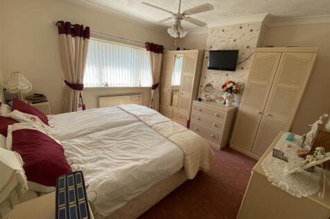 Bedroom no.1 rear double: