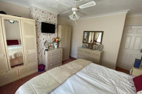 Bedroom no.1 rear double: