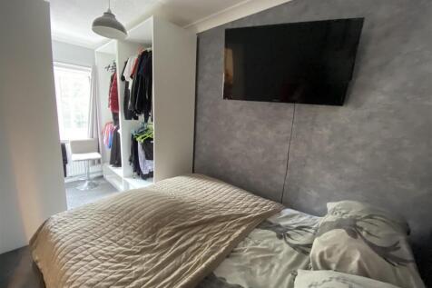Bedroom no.1 front: