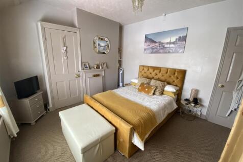 Bedroom no.1 front double: