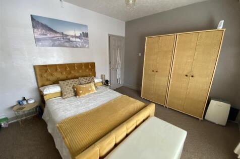 Bedroom no.1 front double: