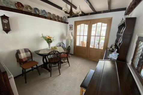 Dining room: