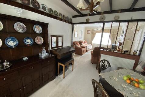 Dining room:
