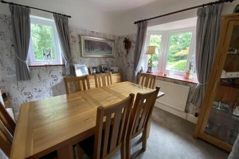 Dining room: