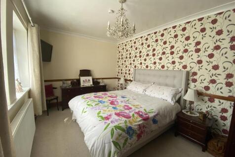 Bedroom no.1 front double: