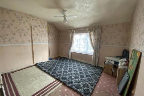 Bedroom no.1 rear double: