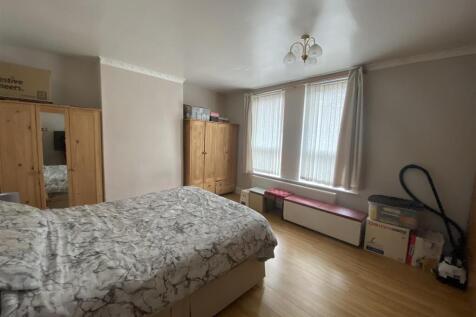 Bedroom no.1 front double: